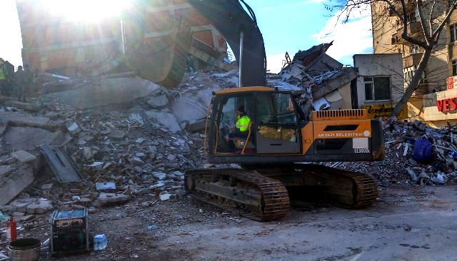 Akyazı Belediyesi’nin araçları deprem bölgesinde  