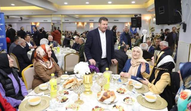 Ak Parti Akyazı iftar yemeği verdi İftara İl Başkanı Yunus Tever de katıldı  