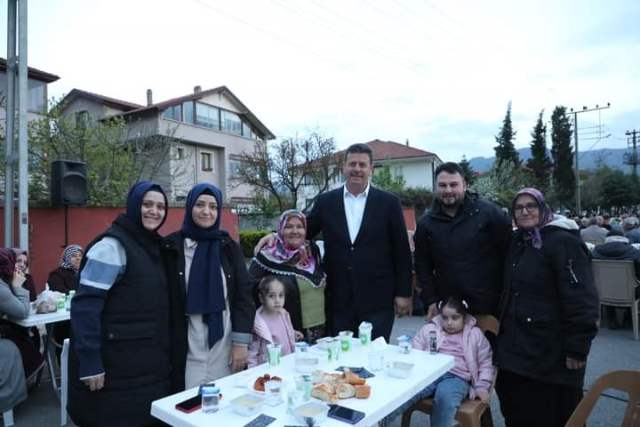 Akyazı Kuzuluk Orta Mahallede Toplu iftar  