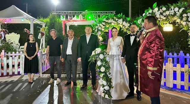  Zeynep- Furkan Çakıroğlu çiftine Görkemli düğün

