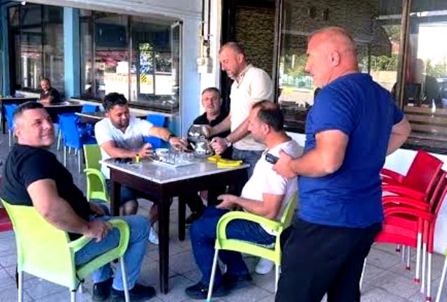 Pazarköy Mahallesinde kahveciler zam yapınca Muhtar zamsız çay içirmeye başladı  