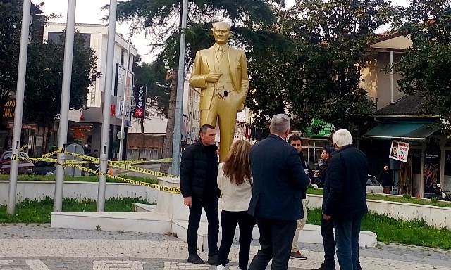 Akyazı'da Atatürk büstüne baltalı saldırı