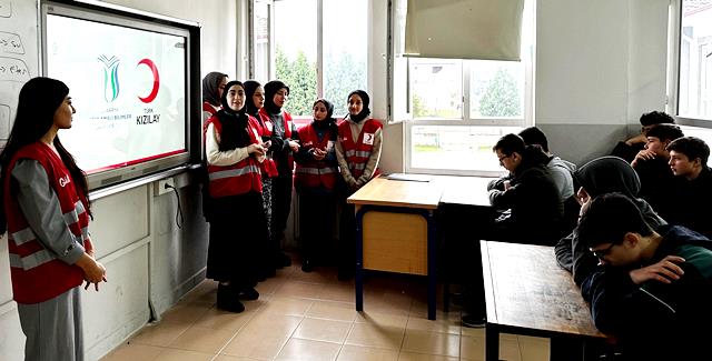 Akyazı Kızılay Anadolu Lisesi Öğrencilerine 1-7 Mart Deprem Haftası Dolayısıyla Deprem Eğitimi verdi. 