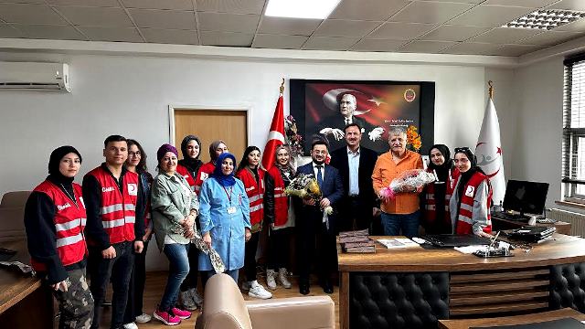 Kızılay Akyazı’dan Sağlık çalışanlarına bayram kutlaması  