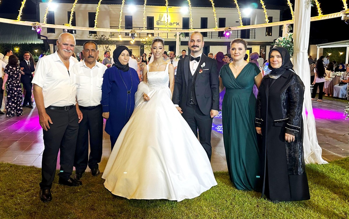 ÜZBE AİLESİNİN MUTLU GECESİ  