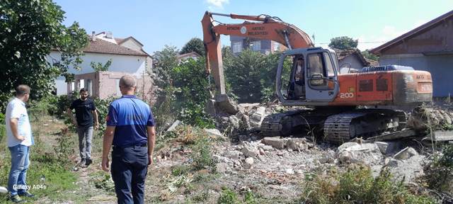 AKYAZI BELEDİYESİ METRUK VE TERKEDİLMİŞ ESKİ EVLERİ YIKIYOR  