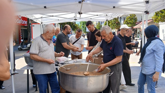 Akyazı’da ilk aşureyi onlar dağıttı  