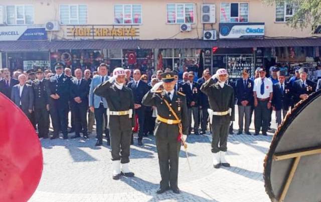 Akyazılılar Zafer Bayramını kutladılar  
