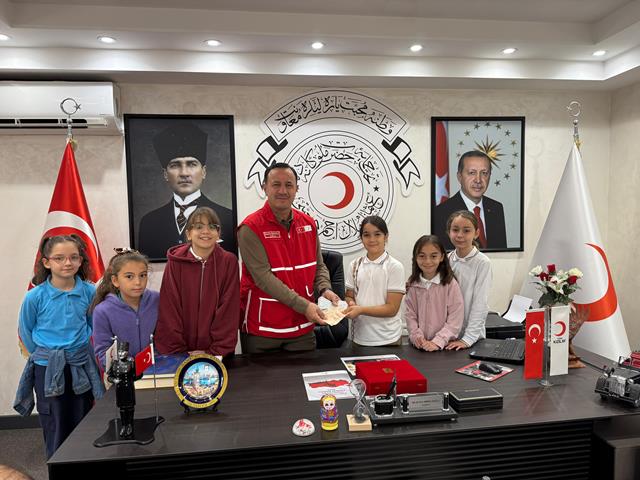ARALARINDA TOPLADIKLARI 5100 LİRAYI KIZILAYA BAĞIŞLADILAR  