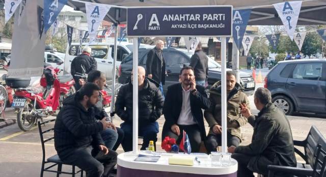 Anahtar Parti Akyazı teşkilatı Stant Açtı ve Üye kaydı yaptı 