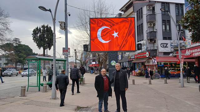 Akyazı’da reklam panoları kırmızı bayrağımızla süslendi