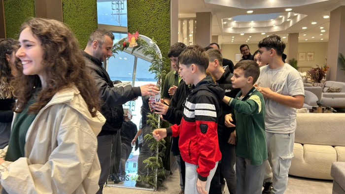 ÖSEL DEVAM EDİYOR BU DEFA PARİS ÖĞRENCİLERİ GEZDİRİLDİ  