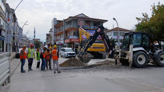 Alt yapı çalışmaları çarşı içine ulaştı yollar trafiğe kapatıldı
