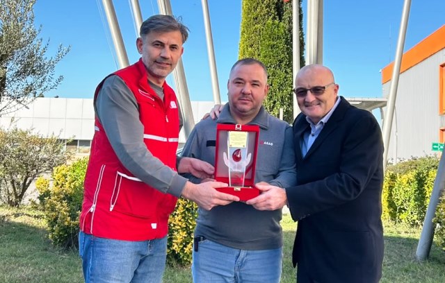Kızılay Kan ekibinden Asaş Fabrikasında çalışan Kenan Yazıcı’ya Teşekkür Plaketi