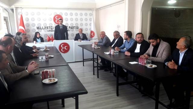Akyazı MHP yönetimi görev taksimi yaptı 