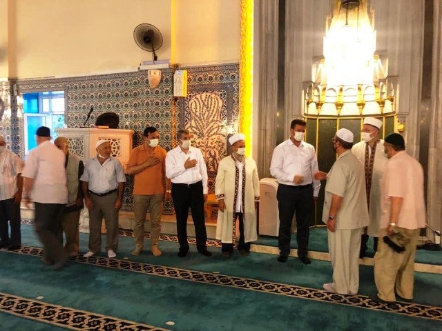 Akyazı'da vatandaşlar, bayram namazı için camileri doldurdu.  