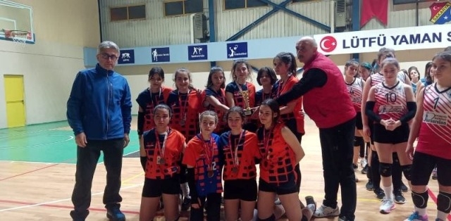 Küçük Kızlar Voleybol ’da İl şampiyonu Akyazı Bozbeyispor  