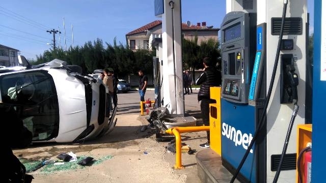 Panelvan Minibüs takla atıp Akaryakıt pompalarına çarptı 1’i ağır 2 yaralı