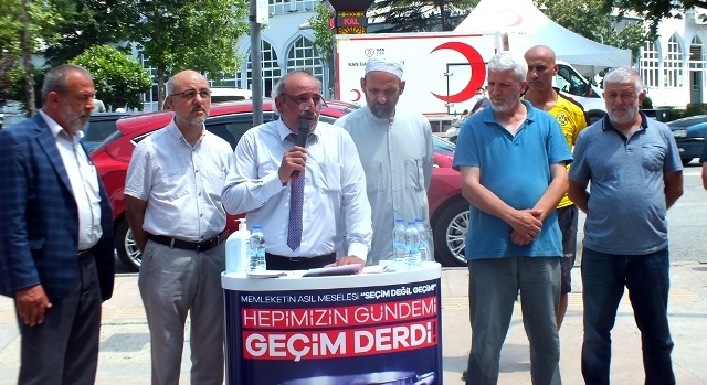 Saadet Partisi Akyazı ilçe başkanı Şeref Tan basın açıklaması yaptı. 