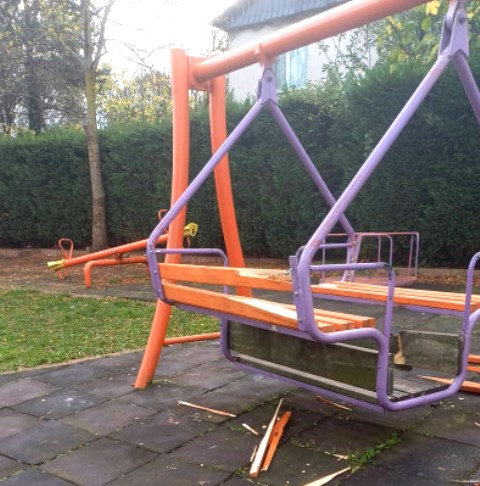 Önce kırdı sonra tamir ettirdi