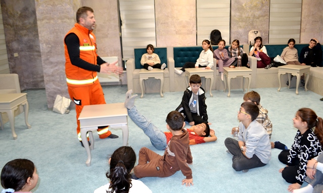 S.A.B.A.H. DERNEĞİNDEN AKYAZI İLÇE SPOR MÜDÜRLÜĞÜNDE ÖĞRENCİLERE İLK YARDIM VE AFET EĞİTİMİ  