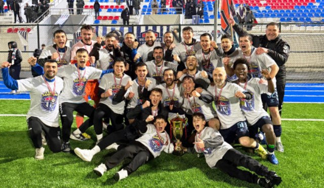 Şampiyon gününü kutladı ve kupasını aldı 