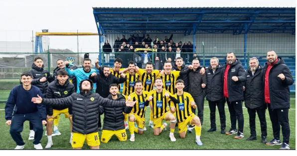 ASAKYAZISPOR LİDERLİĞİNİ SÜRDÜRDÜ  