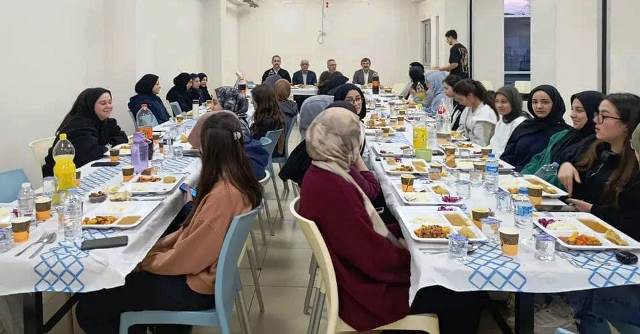 Bakan yardımcılı iftar yemeği