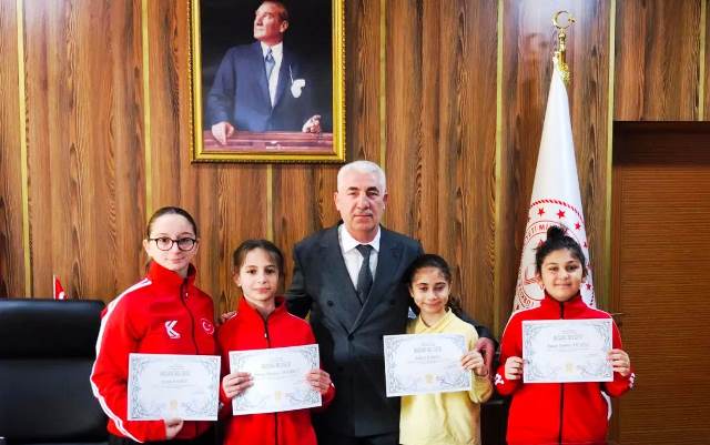 Karateciler Makama çıkıp belgelerini aldılar 