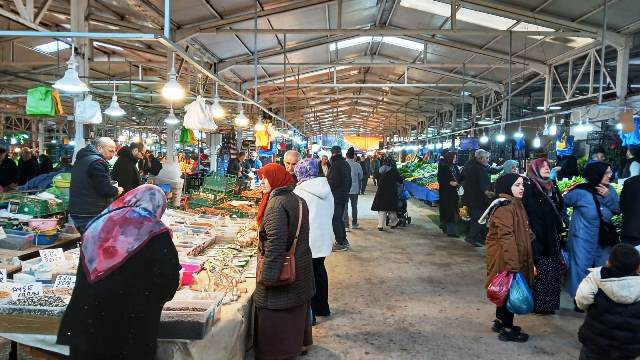 Akyazı pazarı yanıyor 