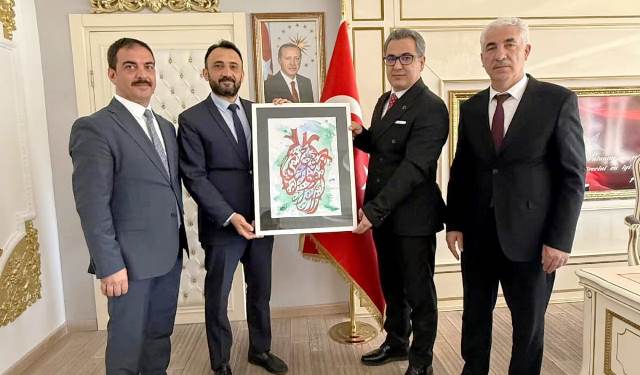 Akyazı Kaymakamı Eşki’ye Hat Sanatı Eseri hediye edildi  