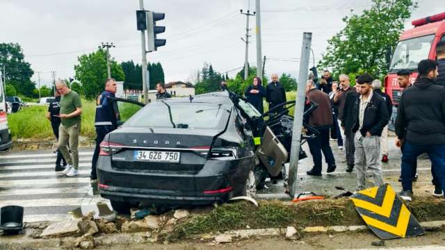 BATAKKÖY KAVŞAĞINDA ZİNCİRLEME KAZA 6 YARALI