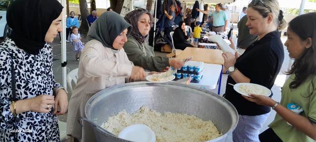 AKYAZI PARİS ORTAOKULUNDA  İLGİ GÖREN KERMES 