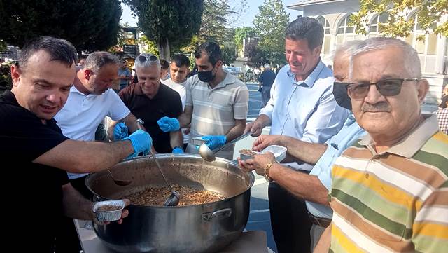 MHP’den Aşure ikramı