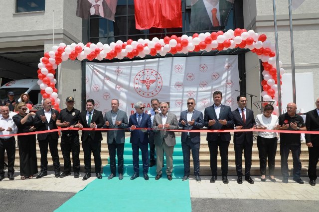 AKYAZI İLÇE SAĞLIK MÜDÜRLÜĞÜ BİNASI TÖRENLE HİZMETE AÇILDI 