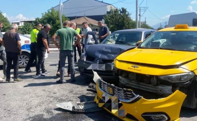 Akyazı Küçücek Caddesinde maddi hasarlı kaza