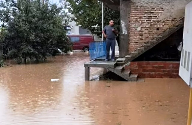 AŞIRI YAĞIŞ HAYATI OLUMSUZ ETKİLEDİ. DERELER TAŞTI, YOLLAR KAPANDI EV VE İŞ YERLERİNİ SU BASTI BAZI OKULLAR 1 GÜN TATİL EDİLDİ 
